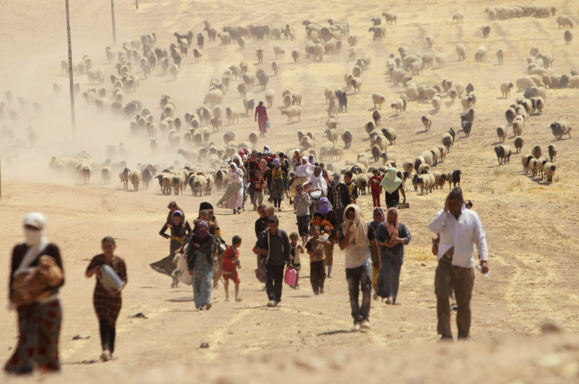 La fuga del popolo ezida verso il monte Shengal, il 3 agosto 2014 foto Reuters/Rodi Said