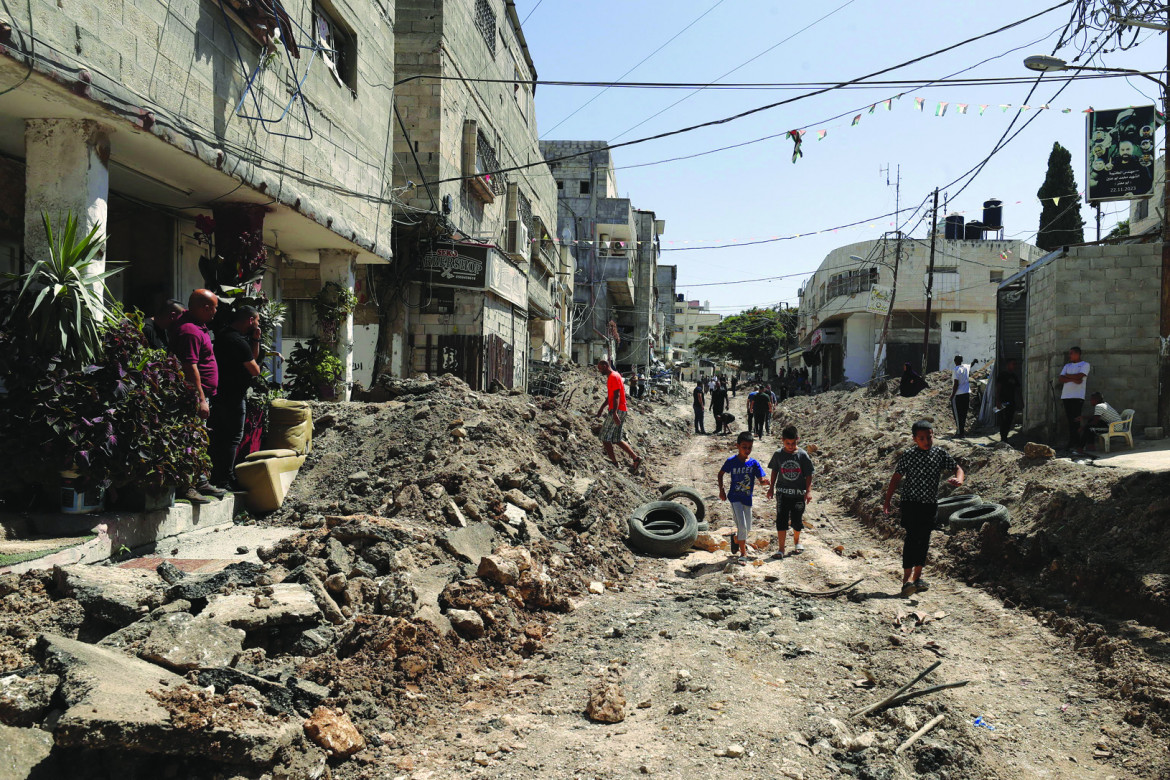 Le strade distrutte dai bulldozer israeliani a Tulkarem foto Epa/Alaa Badarneh