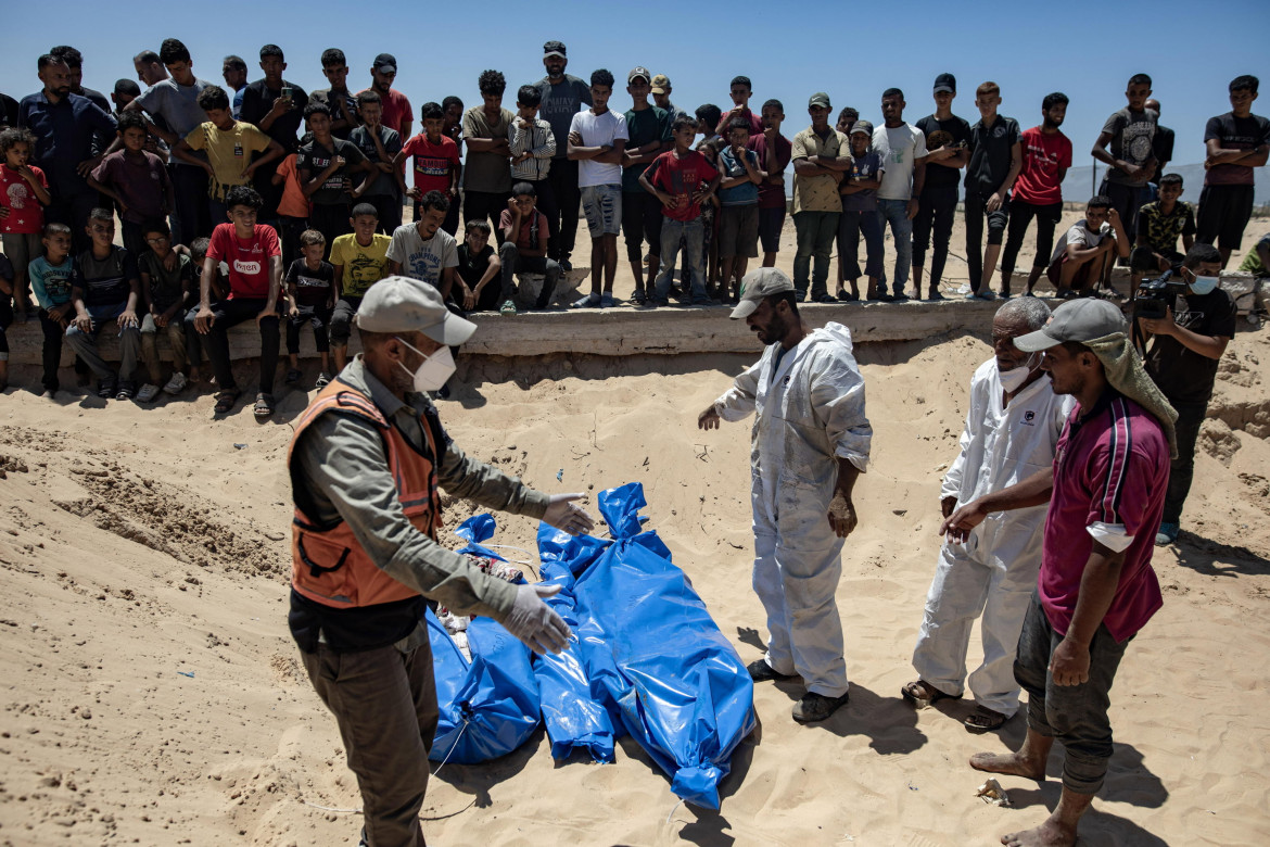 La fossa comune a Khan Younis per gli 84 corpi senza nome riconsegnati ieri da Israele, irriconoscibili foto Epa/Haitham Imad