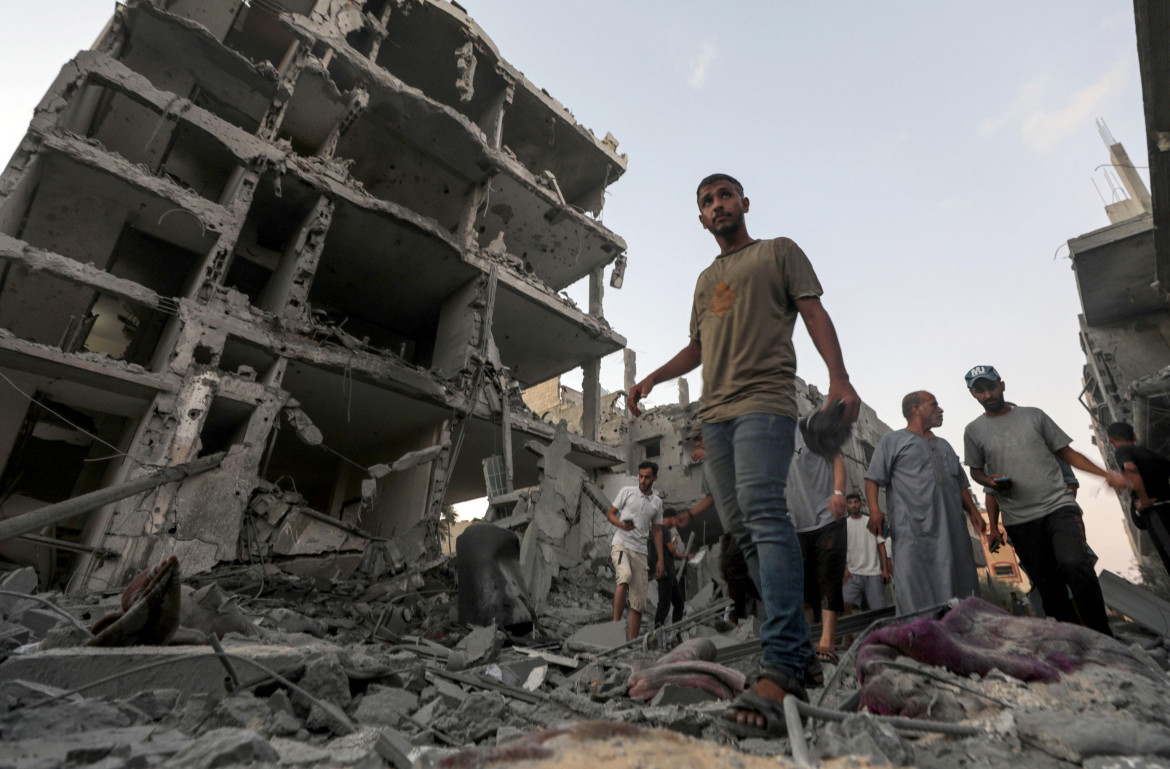 Una casa distrutta ieri da un raid israeliano a Deir Al Balah foto Epa/Mohammed Saber