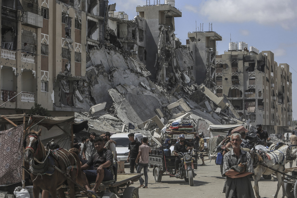 Sfollati di nuovo in fuga da Khan Younis, in un’immagine di domenica foto Ap/Abed Rahim Khatib