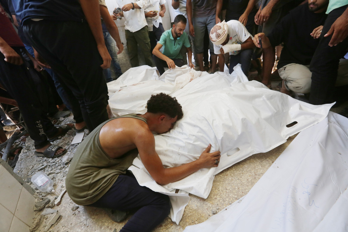 Deir al-Balah, la disperazione dei familiari degli uccisi foto ZumaPress/Omar Ashtawy