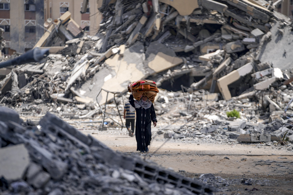 Una donna lascia Khan Younis dopo l’ordine israeliano di evacuazione foto Ap/Abdel Kareem Hana