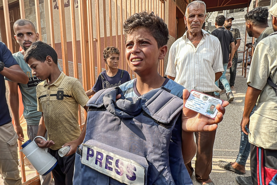 I funerali del reporter Ibrahim Muharib, ucciso in un raid israeliano a Khan Yunis foto Abdullah Abu Al-Khair/Ap