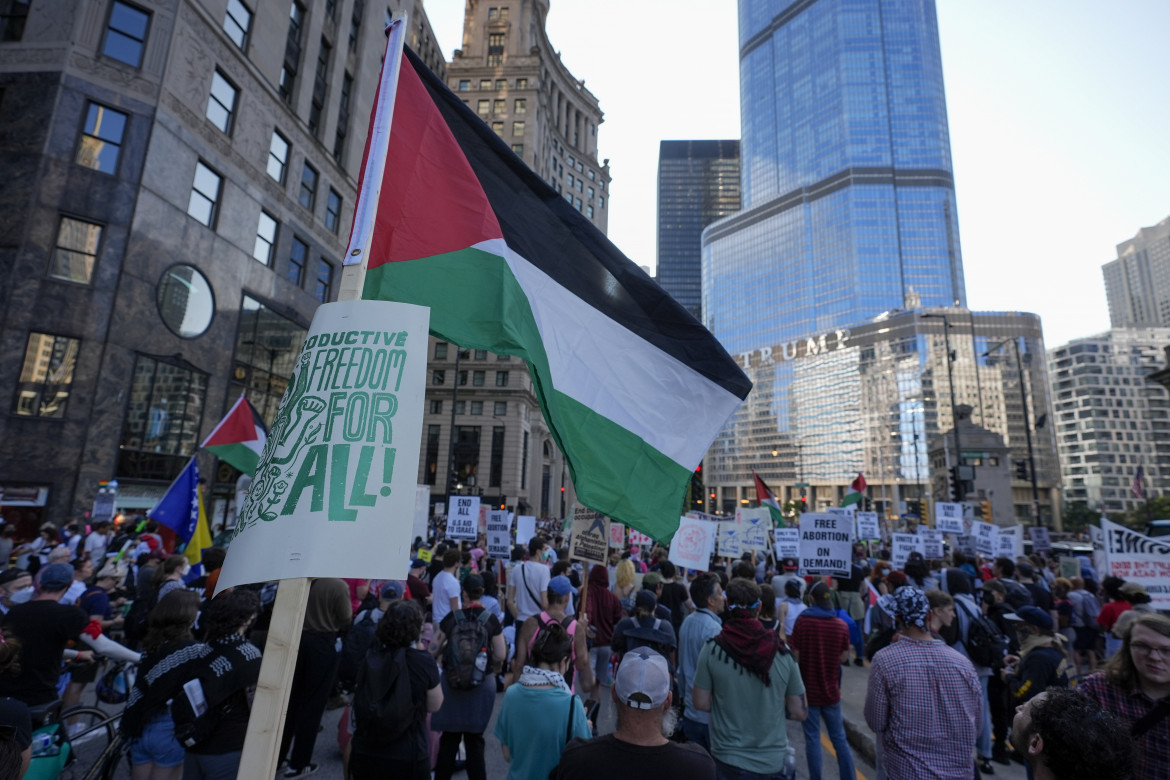 Attivisti pro Palestina protestano a Chicago prima della convention dei democratici foto di Alex Brandon/Ap