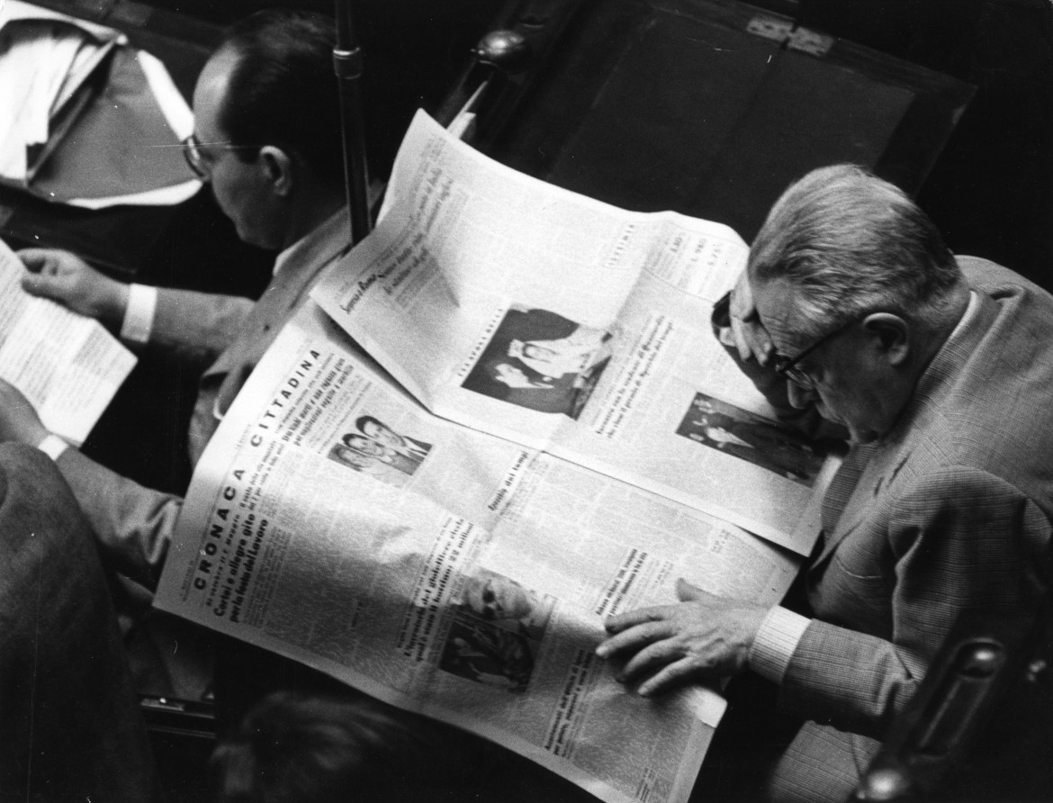 Palmiro Togliatti legge il giornale sui banchi del Parlamento, anni ’50 foto Ansa