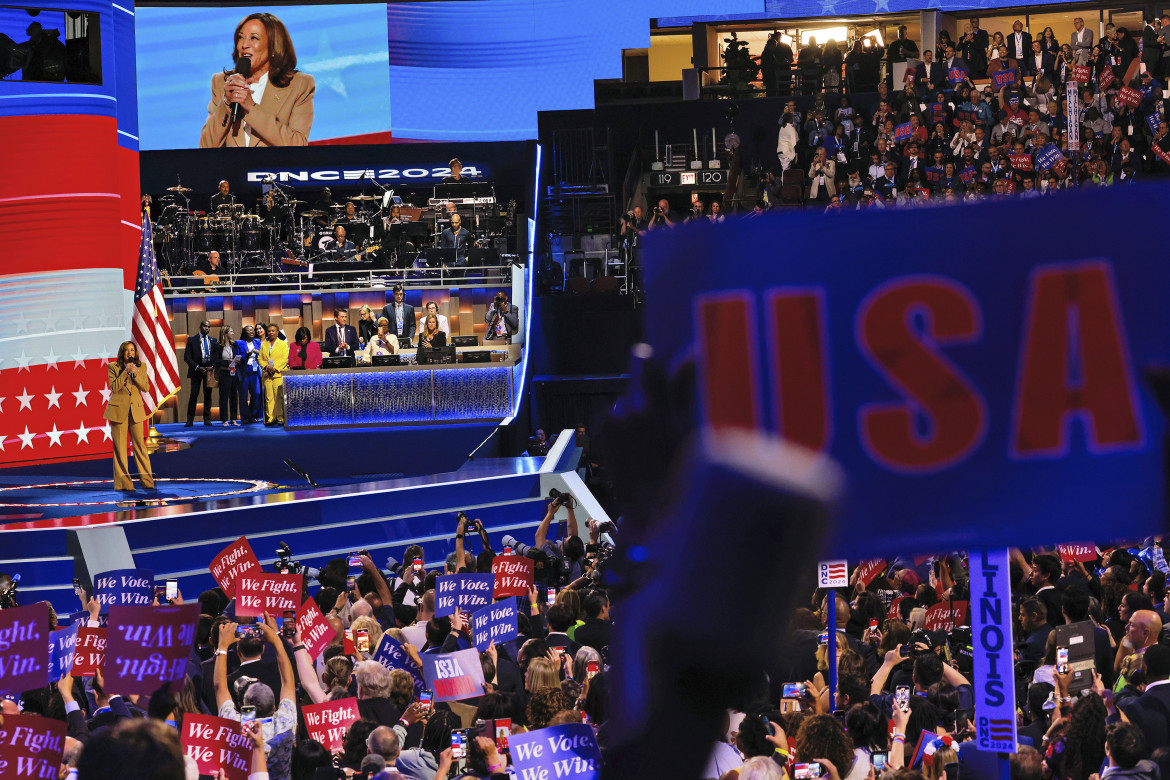 Il primo intervento di Kamala Harris alla Convention democratica di Chicago foto Ap/Yalonda M. James