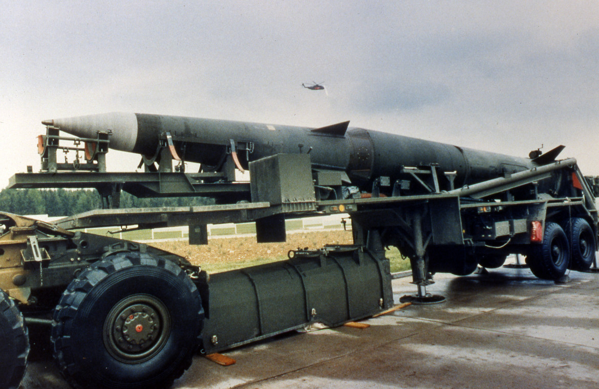 Mutlangen (Germania), 1987: un missile Pershing II americano trasportato nella base tedesca che era il principale teatro dei cortei contro gli euromissili foto Ap/Thomas Kienzle)