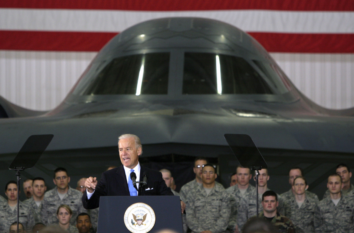 Joe Biden parla ai soldati davanti a un B-2 stealth bomber alla Whiteman Air Force Base di Knob Noster foto di Charlie Riedel/Ap