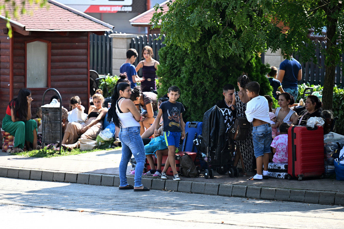 Rifugiati vicino all’ex centro d’accoglienza nel villaggio di Kocs, a 70 km da Budapest