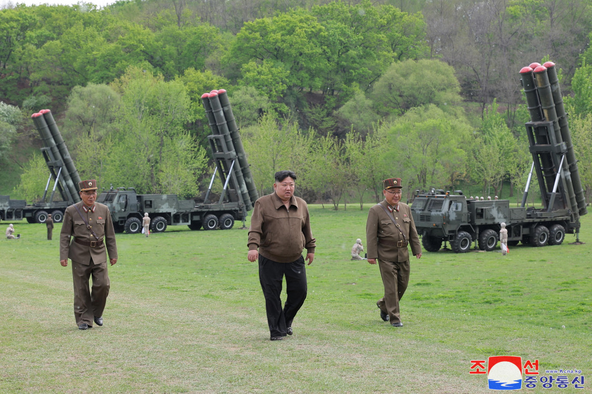 Aprile 2024, il leader nord-coreano Kim Jong-un presenzia un’esercitazione nucleare foto Epa/Kcna - Ansa