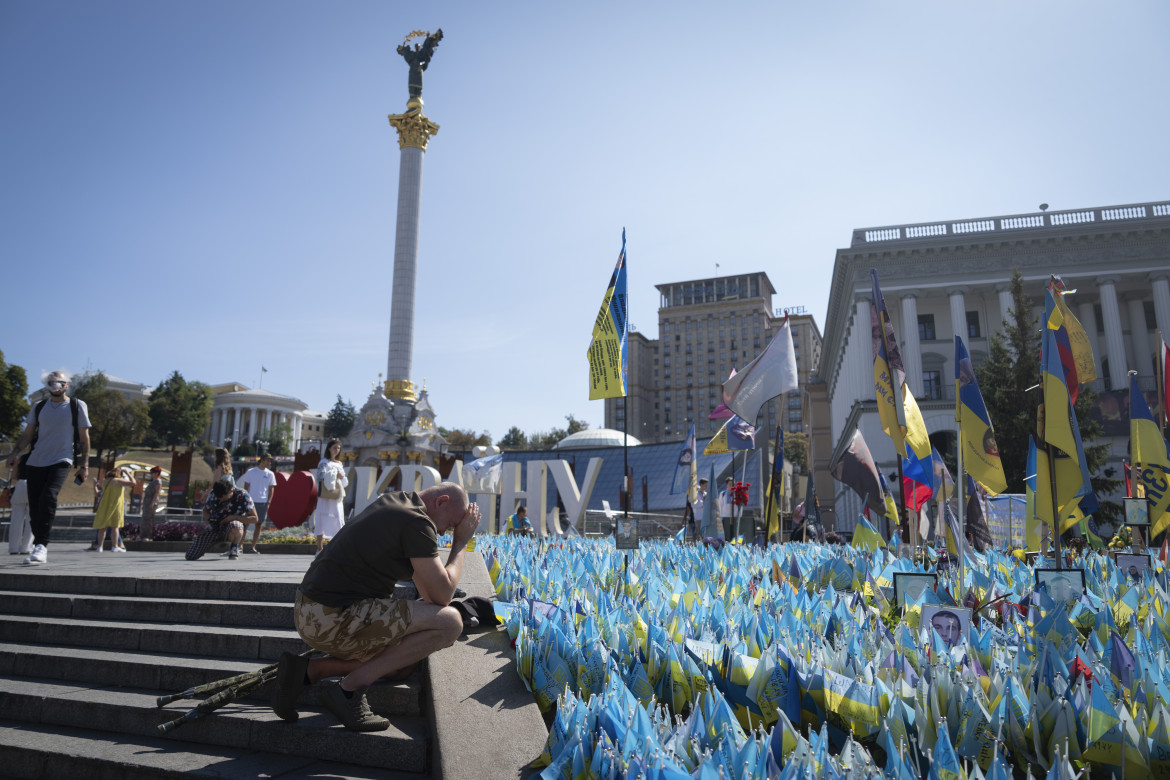 Kiev, 24 agosto, un reduce rende omaggio ai caduti ucraini foto Ap