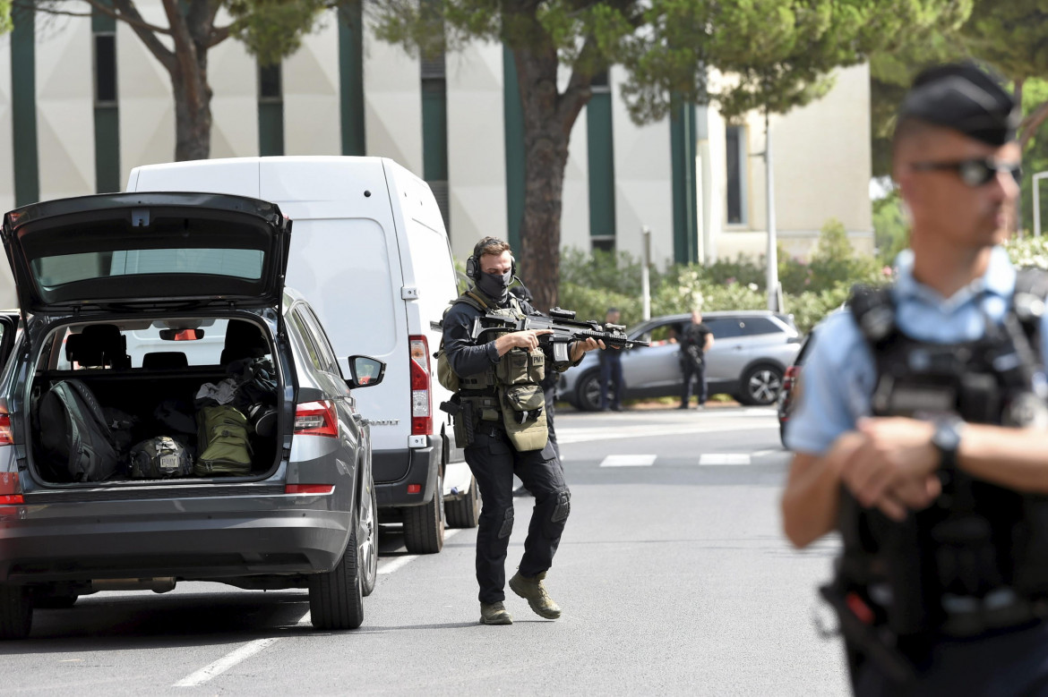 Agenti di polizia mettono in sicurezza l’area attorno alla sinagoga nella città di La Grande-Motte foto Ansa