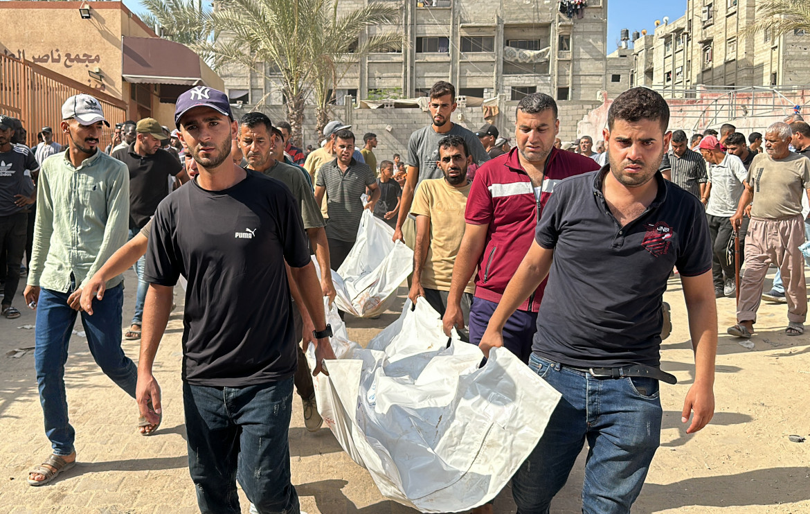 Le salme dei palestinesi uccisi dai bombardamenti dell’esercito israeliano su Khan Yunis vengono trasportate all'ospedale Nasser foto di Abdullah Abu Al-Khair/Zuma/Ansa