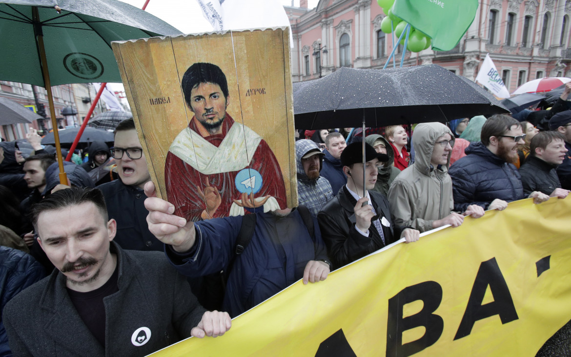 San Pietroburgo, primo maggio 2018: una protesta contro la chiusura temporanea di Telegram. Nell’icona, il fondatore Pavel Durov