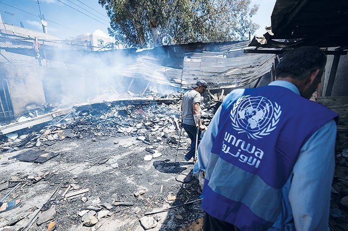 Dopo un raid su una scuola dell’Unrwa a Nuseirat foto Abdel K.Hana/Ap