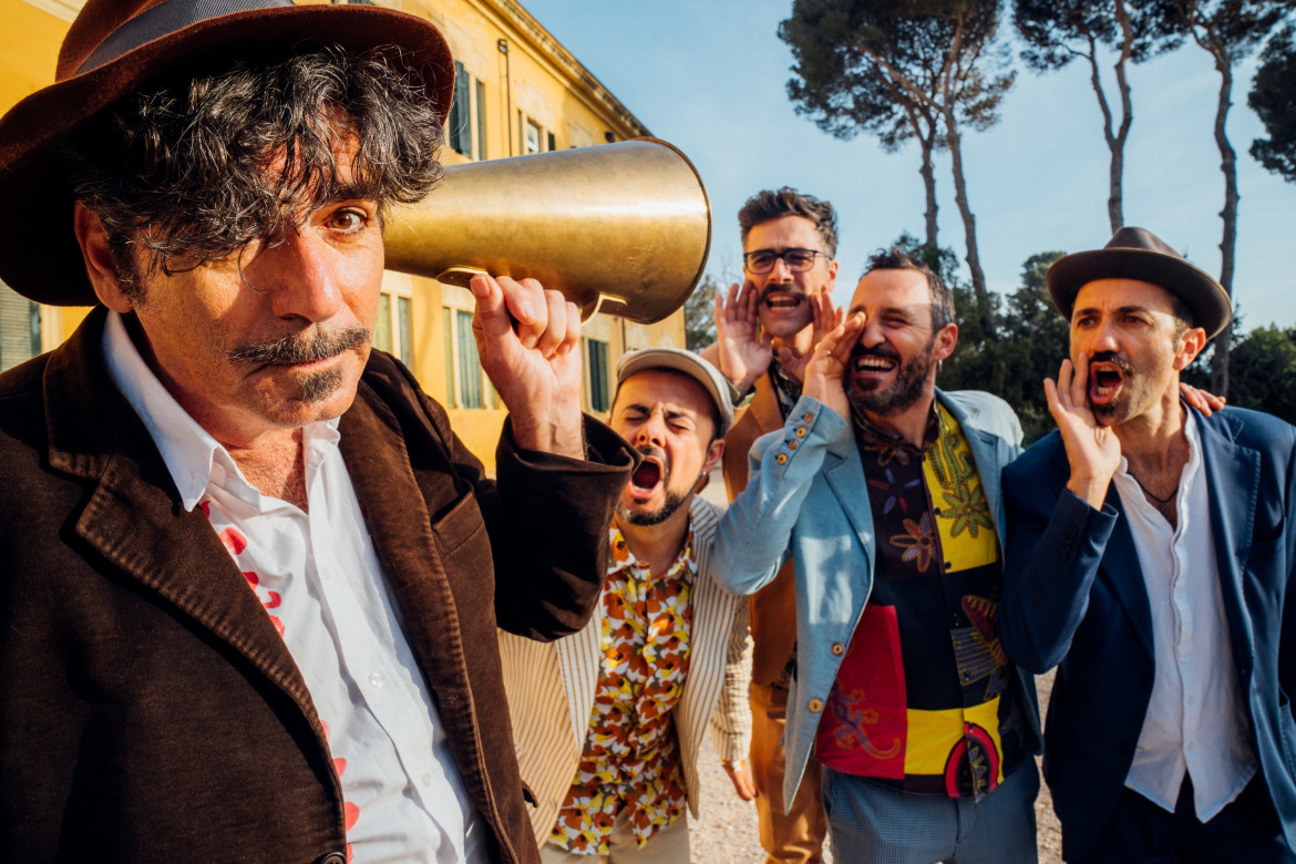 Racconti swing che si perdono nelle polverose vie del centro