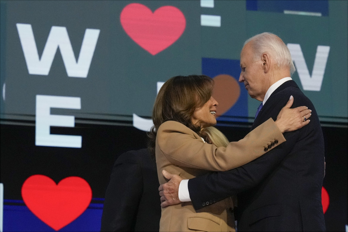 Joe Biden abbraccia la candidata democratica alla presidenza Kamala Harris all'inaugurazione della convention democratica a Chicago foto di Jacquelyn Martin/Ap