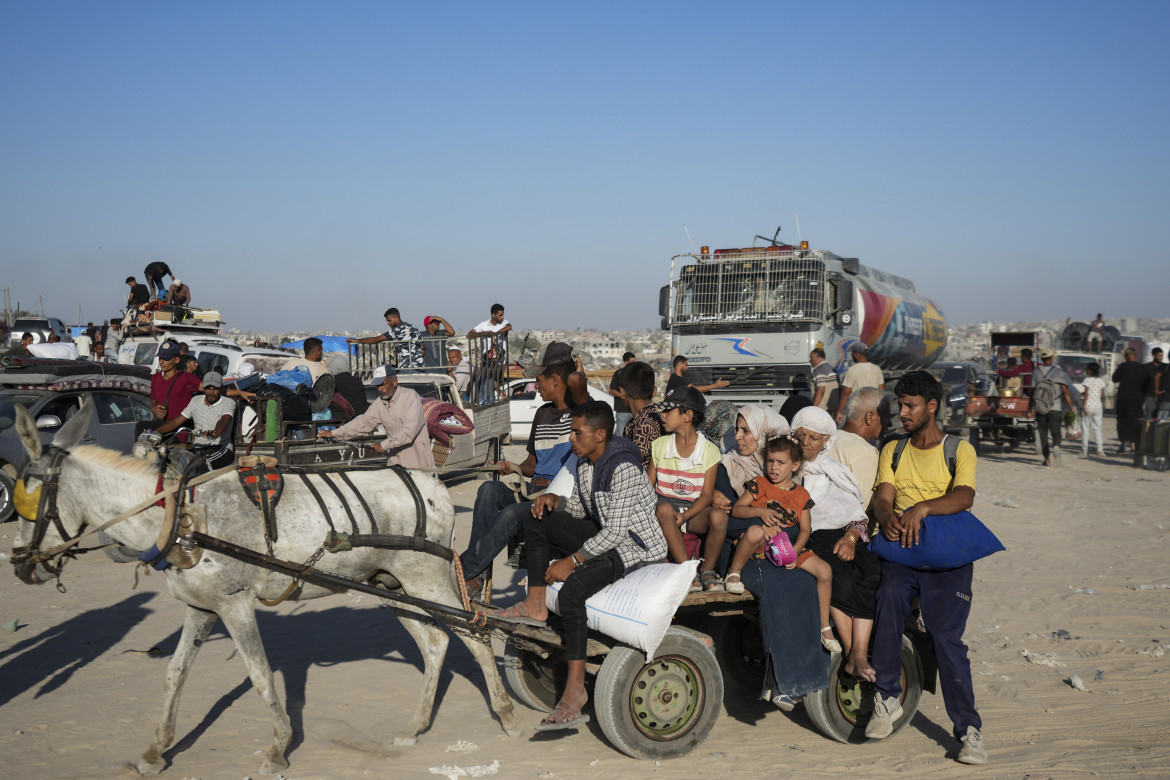 Palestinesi in fuga da Khan Younis foto Ap/Abdel Kareem Hana