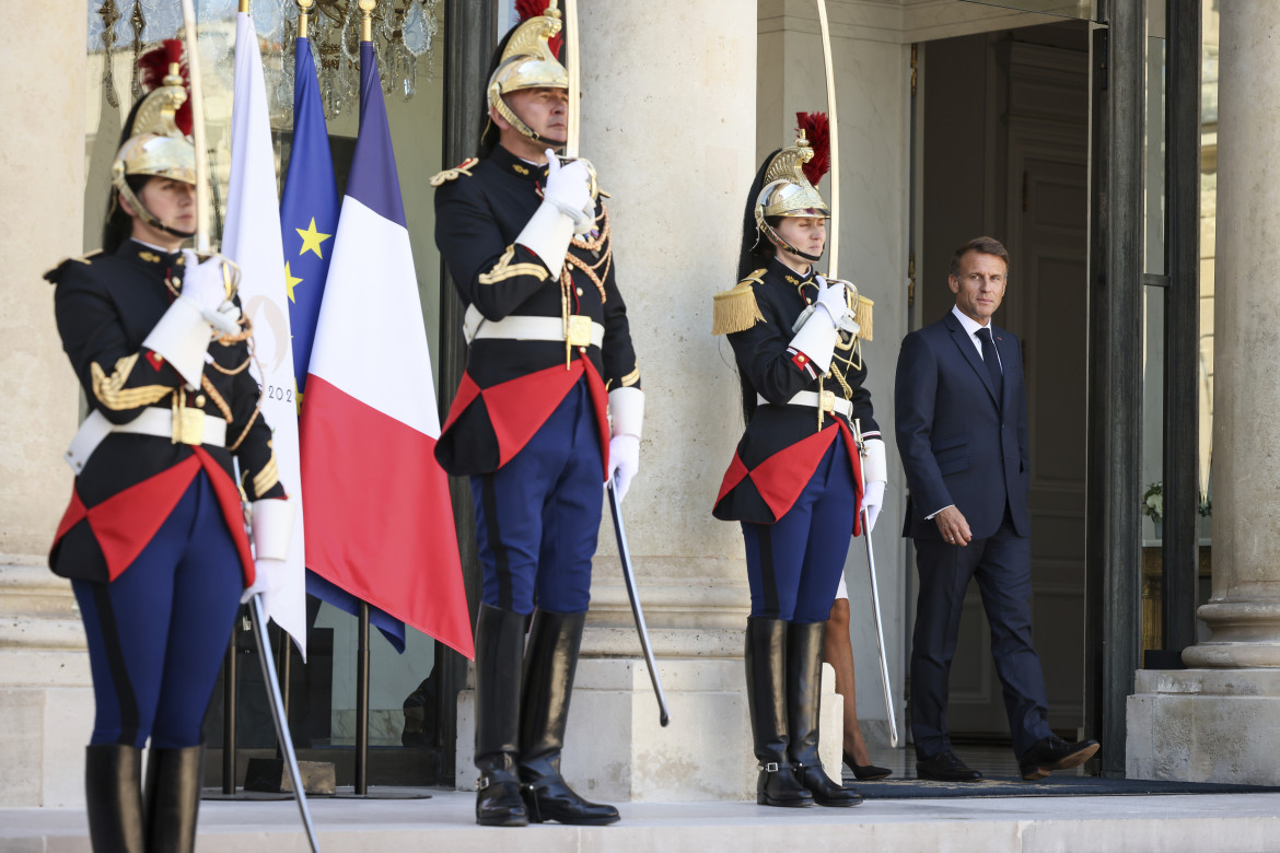 Macron a fuoco lento spera di attirare parte dei socialisti