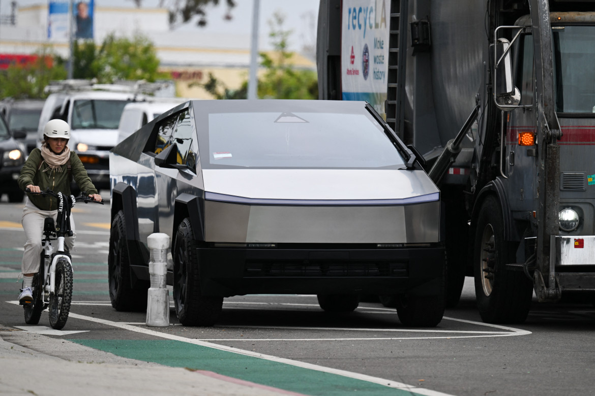 Un cybertruck Tesla nel traffico di Los Angeles foto GettyImage