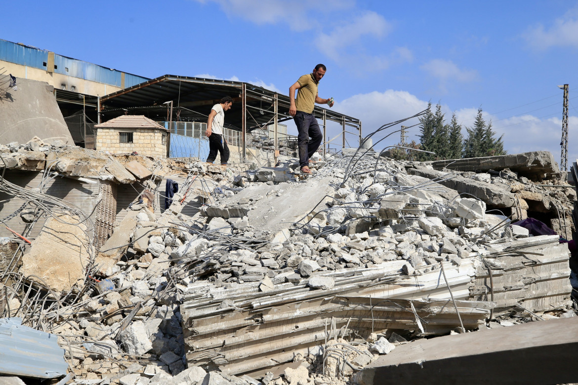 Un edificio distrutto dall’aviazione israeliana a Nabalieh foto Xinhua