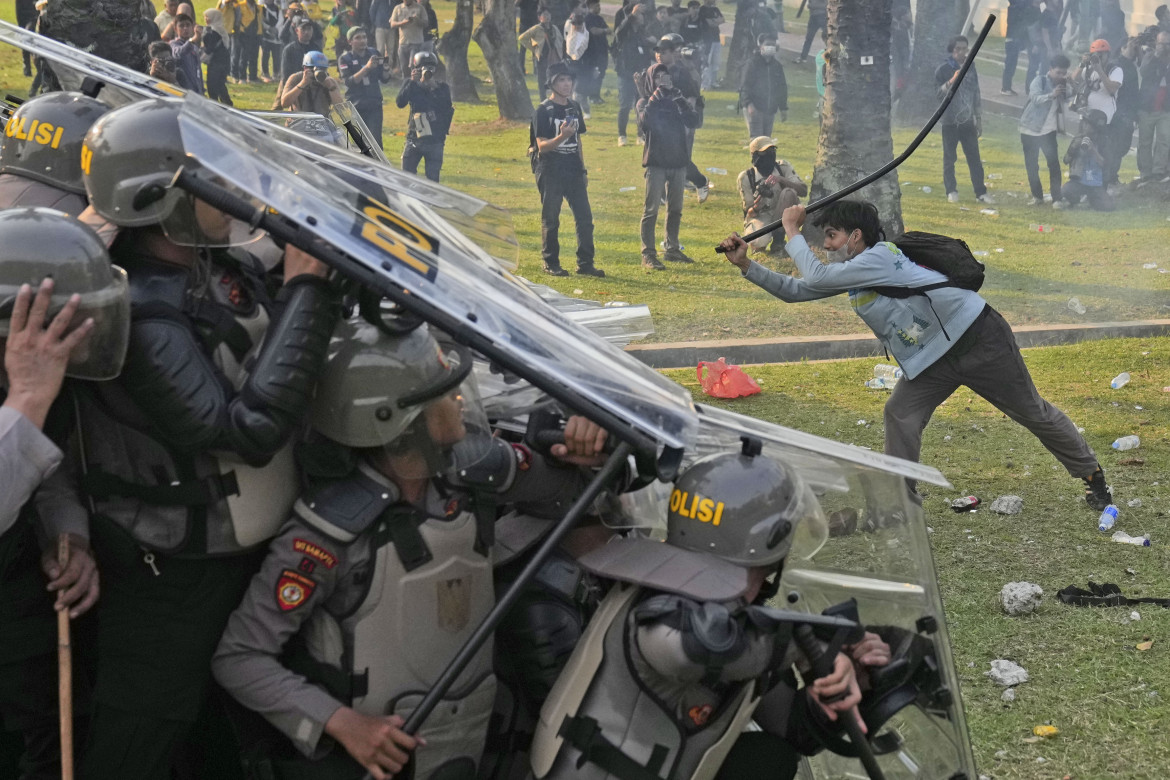 Giacarta, scontri durante le proteste contro la nuova legge elettorale - AP Photo-Dita Alangkara