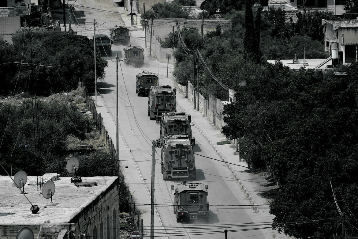 Veicoli dell’esercito israeliano a Jenin in Cisgiordania foto Ap