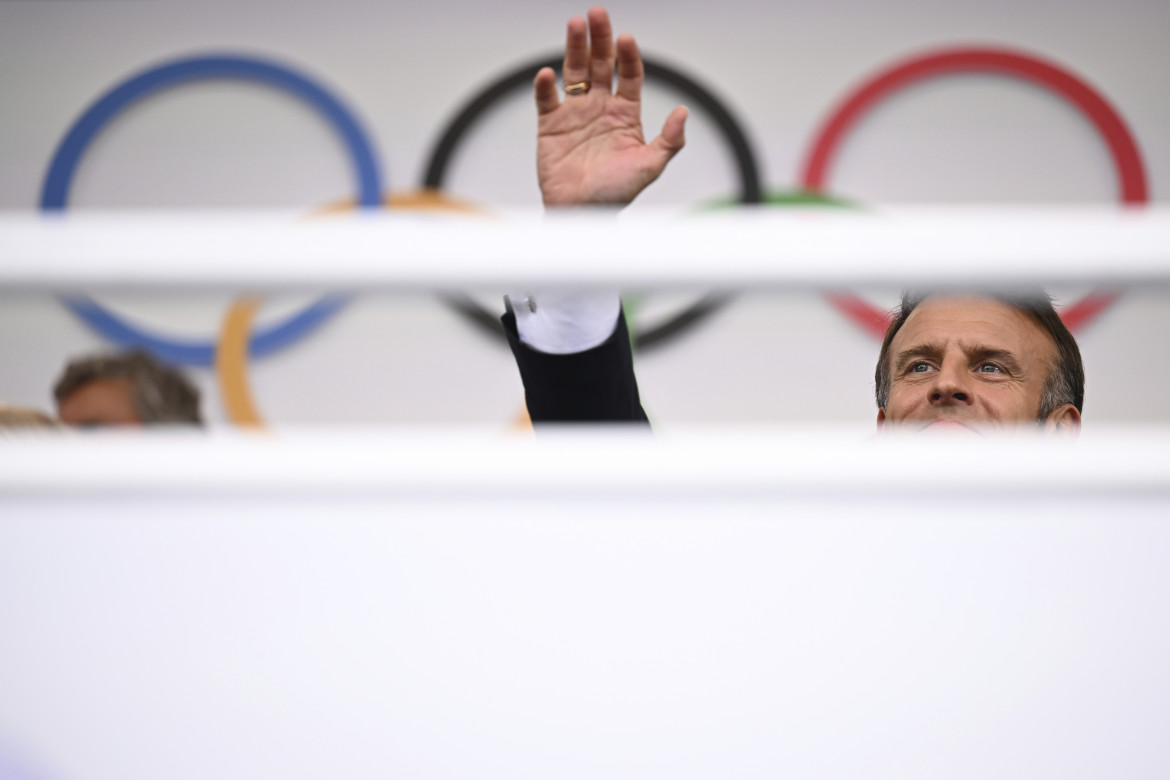 Emmanuel Macron alla cerimonia di apertura delle Olimpiadi (Ap)