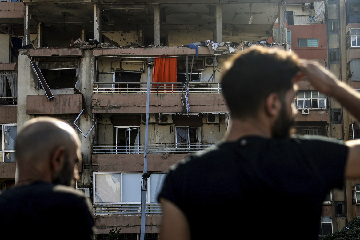 L’edificio colpito a Kola nella notte tra domenica e lunedì foto Ap/Marwan Naamani