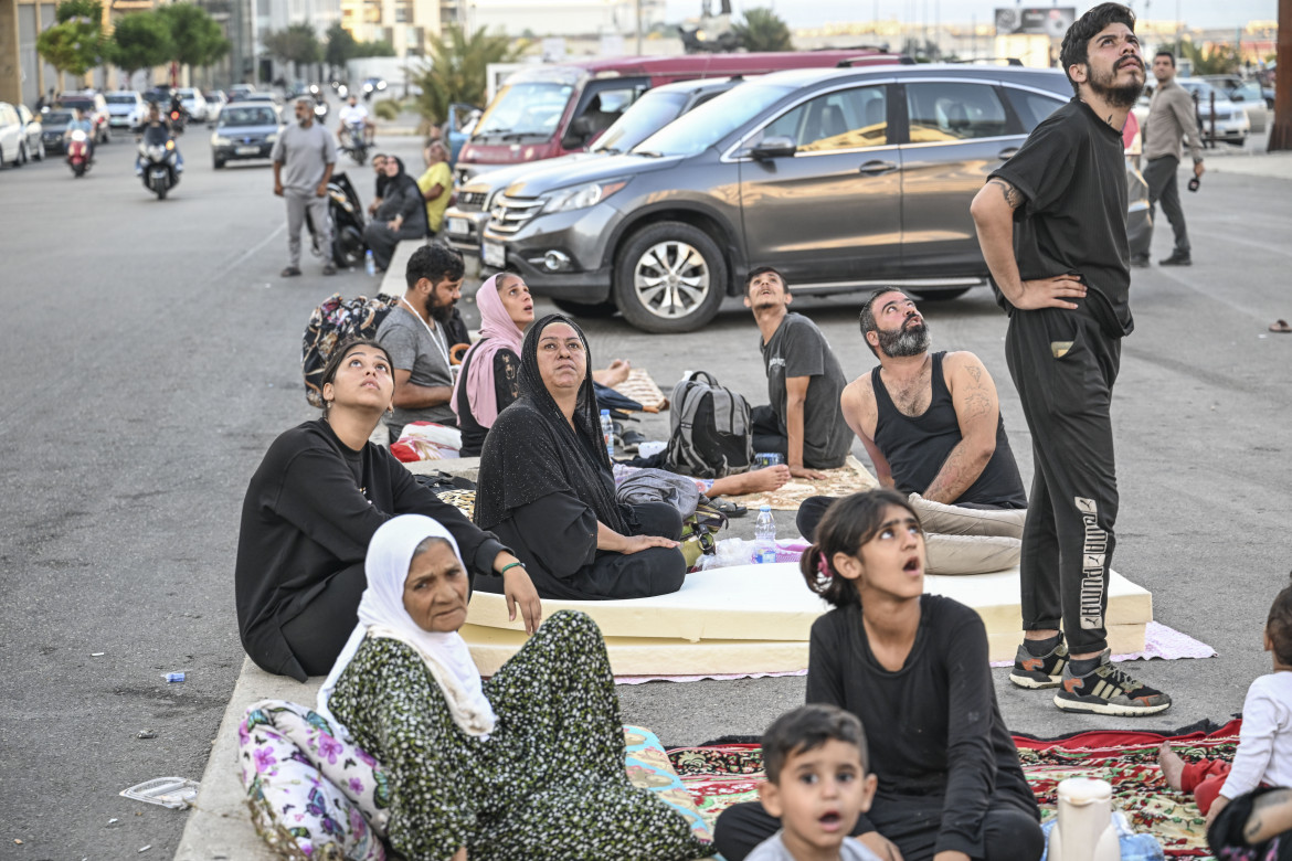 Libanesi sfollati con gli occhi al cielo di Beirut, pieno di droni israeliani foto Getty Images/Murat Sengul