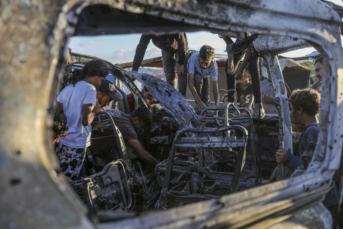 Un’auto distrutta a Khan Younis, nel sud di Gaza Ap/Abed Rahim Khatib