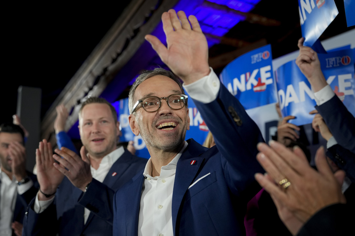 Il leader della Freiheitliche Partei (Fpoe) Herbert Kickl; in basso il presidente del partito Sinistra europea Walter Baier foto Ap