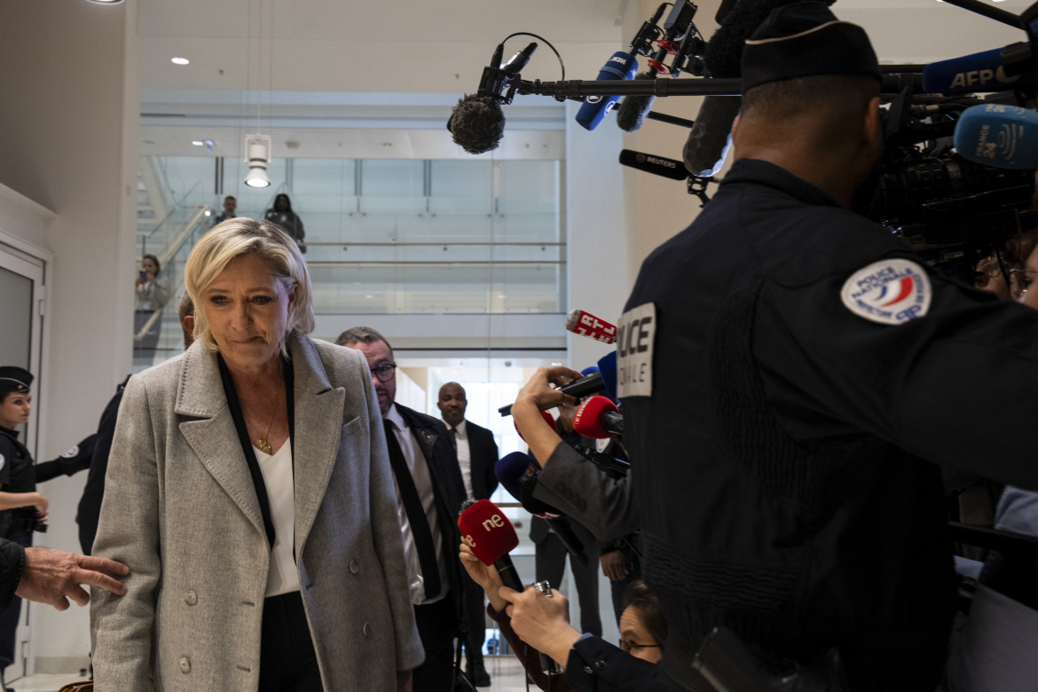 Marine Le Pen mentre arriva al tribunale di Parigi