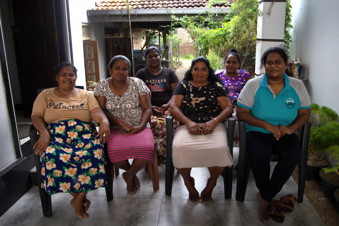 Pescatrici dell’organizzazione Sri Vimukthi nella casa di Nirmala Fernando, una delle fondatrici, nel quartiere di Munnakkaraya, nella città di Negombo, Sri Lanka