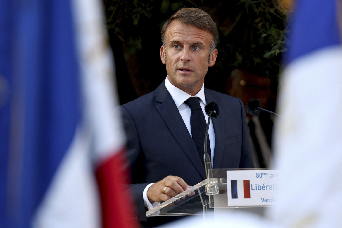 Francia, agonia senza fine 81 firme per cacciare Macron