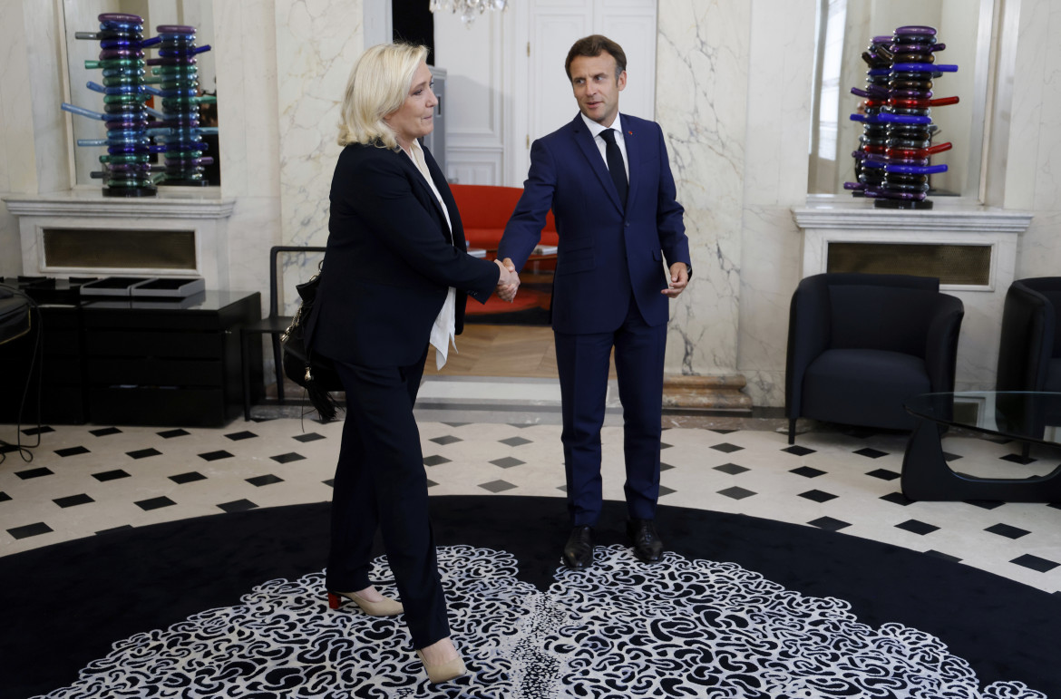 Emmanuel Macron e Marin Le Pen durante una visita all’Eliseo foto diLudovic Marin/Ap