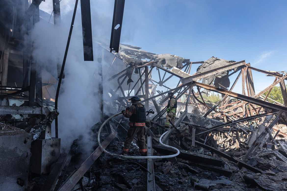 Vigili del fuoco intervengono dopo un bombardamento russo a Kostiantinivka