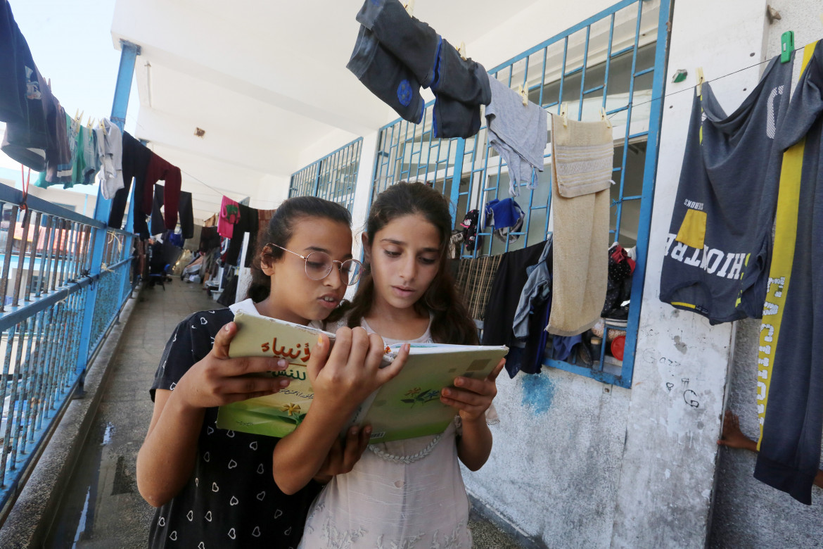 Una scuola dell’Unrwa usata come rifugio dai palestinesi a Dair El-Balah, nella Striscia di Gaza foto di Omar Ashtawy/Ansa