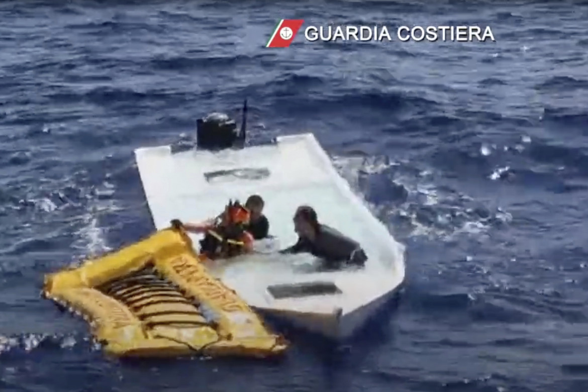 Lampedusa, recuperati sette corpi. Donna partorisce su un barcone