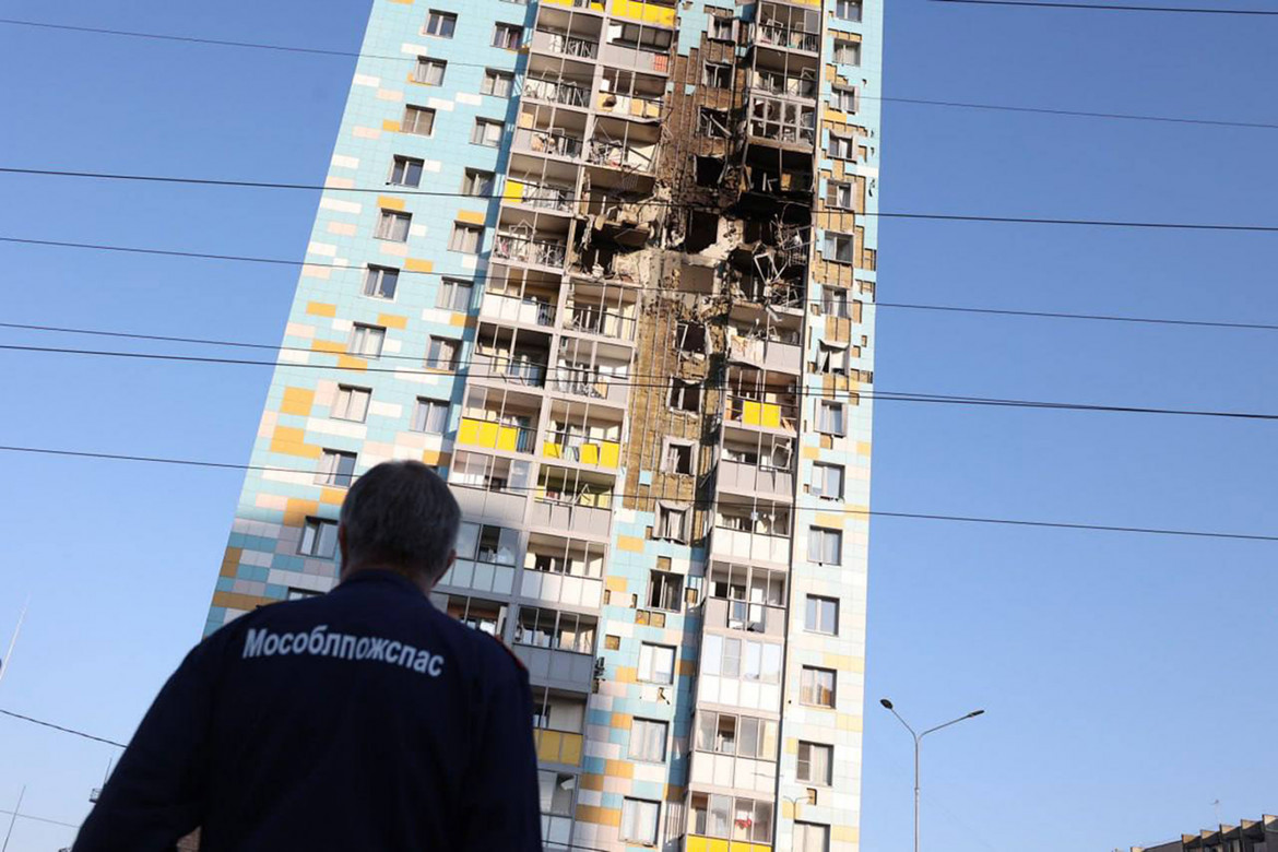 Mosca, un palazzo colpito nella capitale russa da un drone ucraino foto Ap