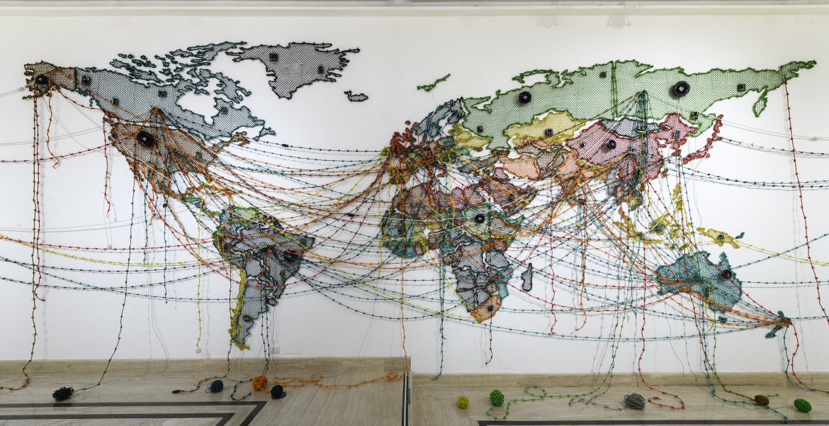 Osservando il mondo attraverso fili spinati