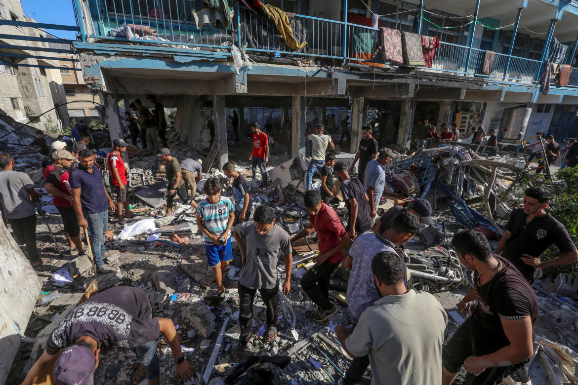 Alla ricerca di sopravvissuti tra le macerie della scuola al-Jaouni dell’Unrwa a Nuseirat foto Epa/Mohammed Saber