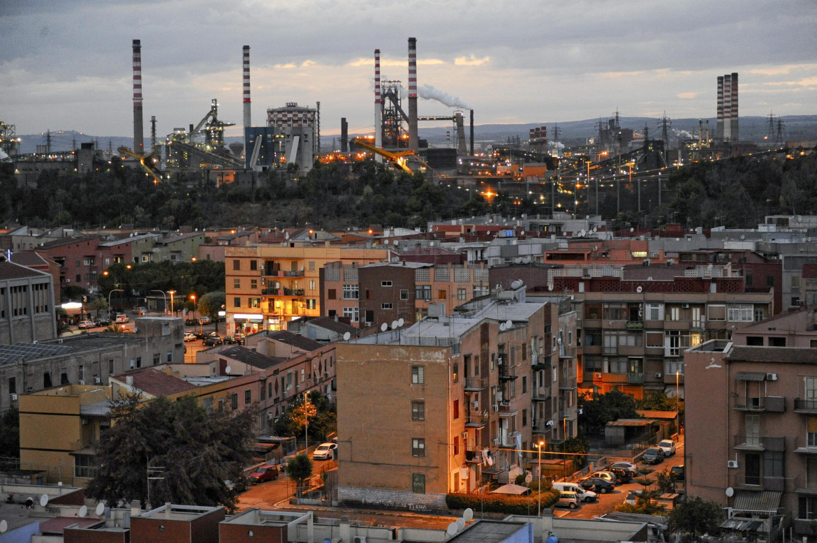 Lo stabilimento Ilva visto dai tetti del quartiere Tamburi di Taranto - Foto Ansa