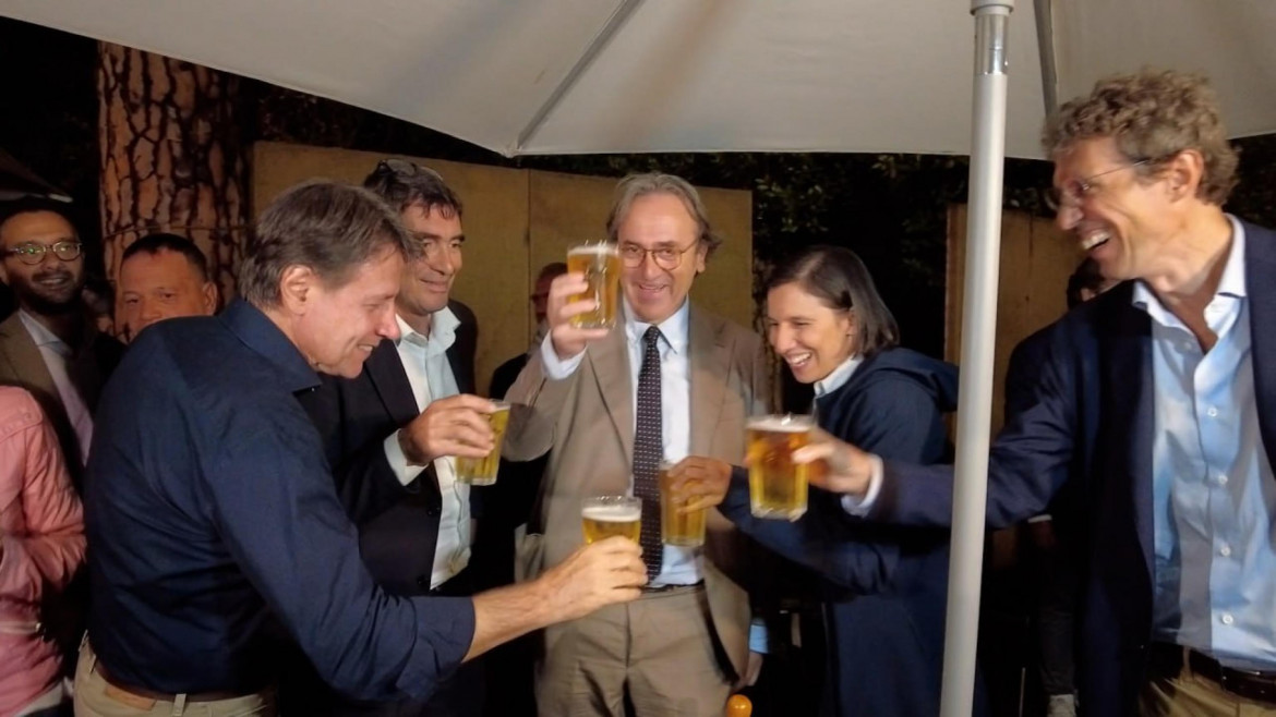 Elly Schlein, Giuseppe Conte, Nicola Fratoianni, Angelo Bonelli e Riccardo Magi brindano alla festa di Avs foto Ansa