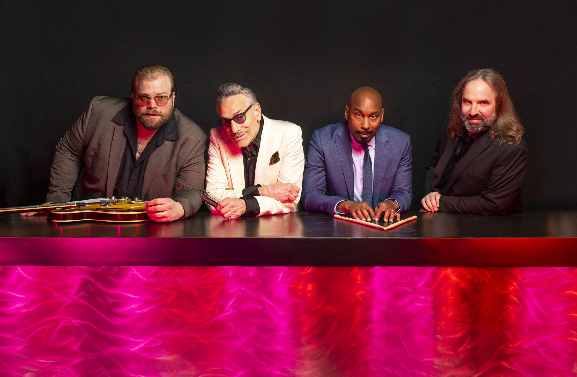 Rick Estrin (il secondo da sinistra) con i Nightcats