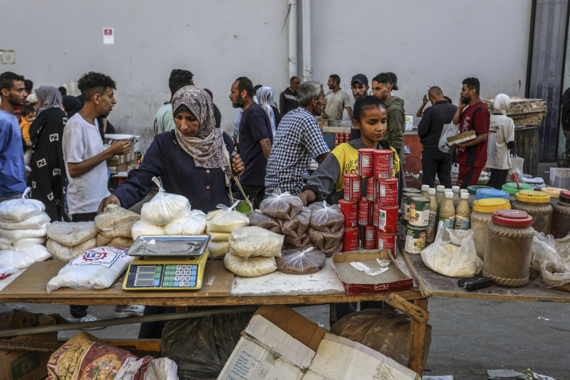 Carta e banconote da riparare, la micro-economia di Gaza