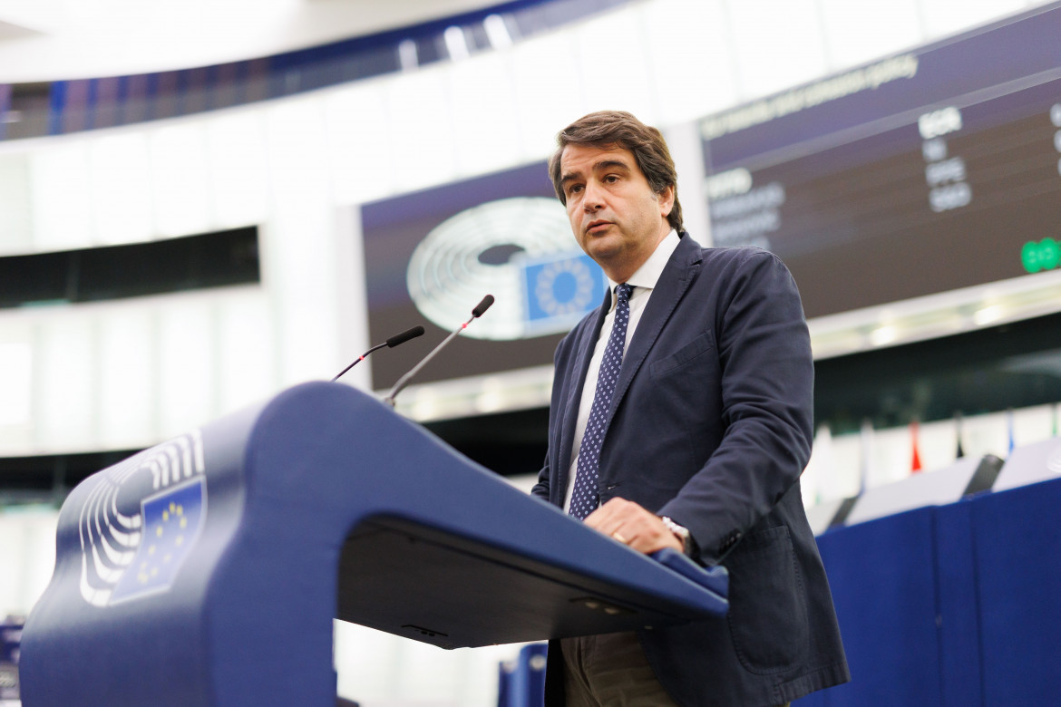 Raffaele Fitto al Parlamento europeo foto di Mathieu Cugnot