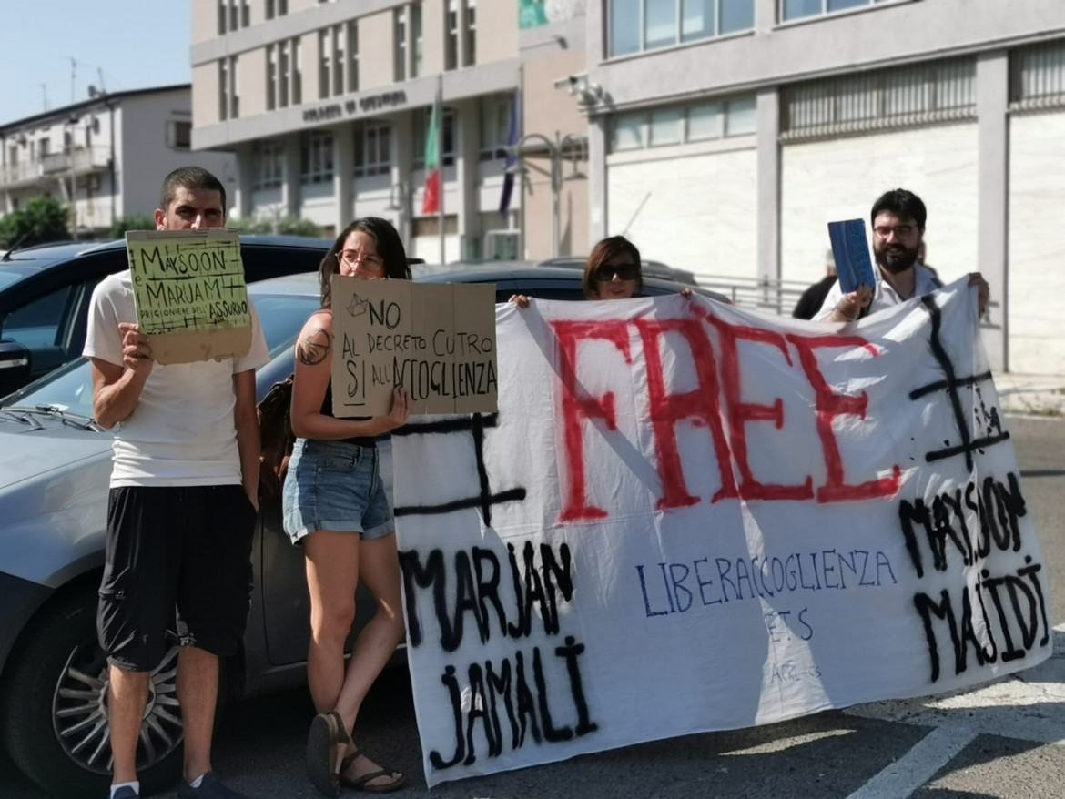 Manifestazione per Maysoon Majidi fuori dal tribunale di Crotone (fb free maysoon