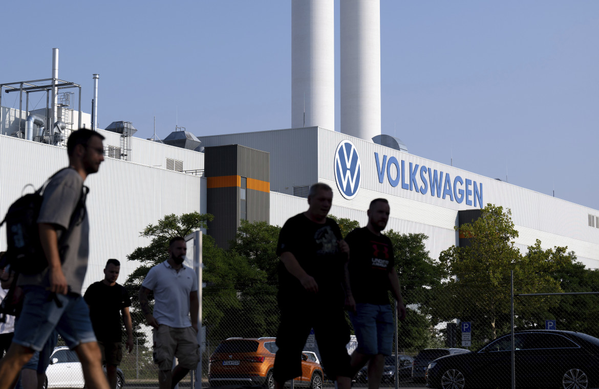 Volkswagen choc: 30 mila licenziamenti e vende ai cinesi